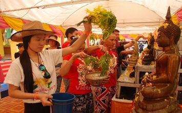Cảm nhận văn hóa đi chùa của người Lào dịp đầu năm